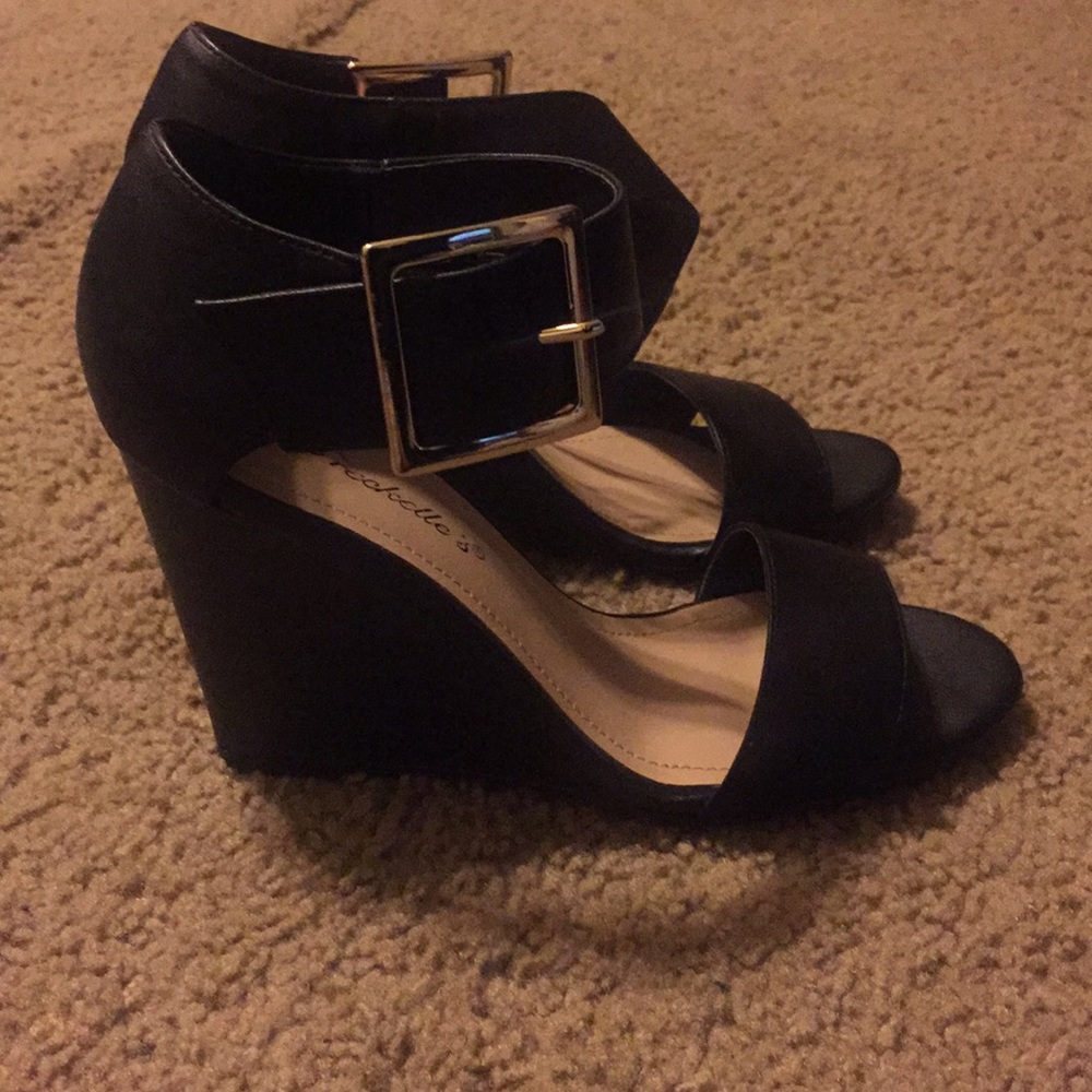 ‼️SOLD‼️ Breckelle’s wedge sandals